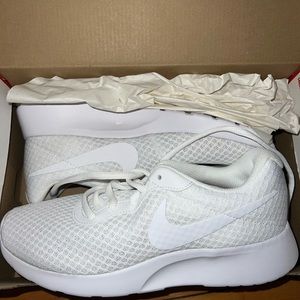 Sz 7 nike sneakers